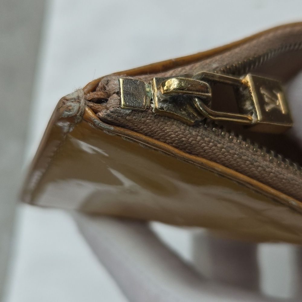 Louis Vuitton Vernis Key Ring Pouch Gold - Picture 7 of 17